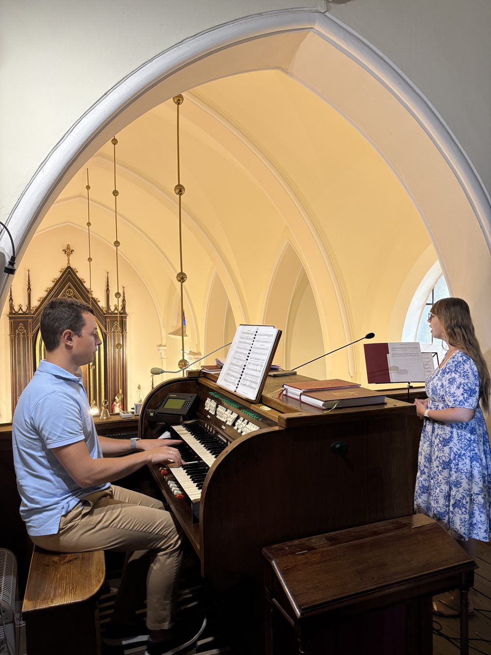 Łukasz gra na organach, Emilia śpiewa podczas ceremonii ślubnej w kościele