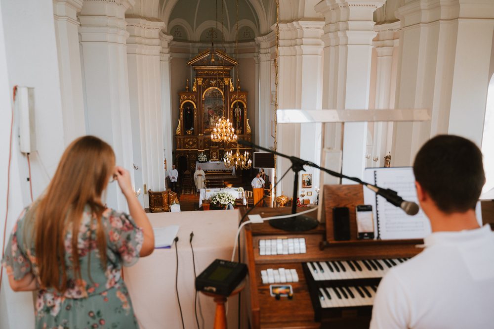 Emilia i Łukasz przy organach podczas oprawy muzycznej ślubu kościelnego